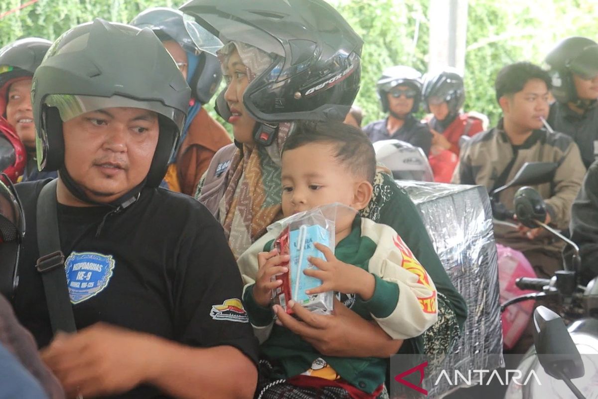 Polisi Berbagi Kebahagiaan: Susu dan Es Krim Gratis untuk Anak-anak di Bakauheni