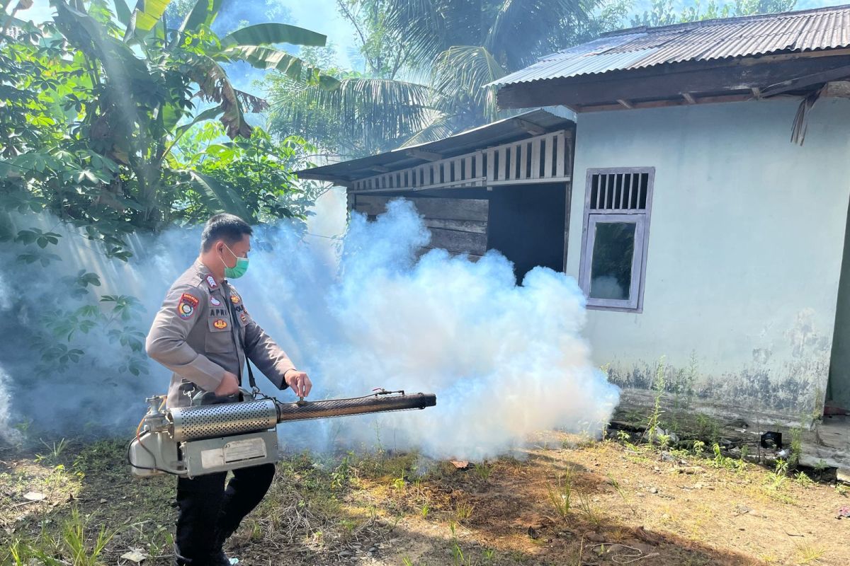 Upaya Polres Pesisir Barat untuk Menangani Penyebaran Virus dengan Fogging