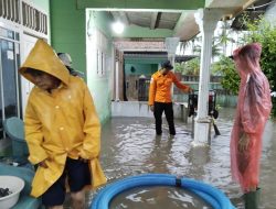 Bersihkan Rumah dari Lumpur Banjir: Kisah Petugas Gabungan di Lamsel