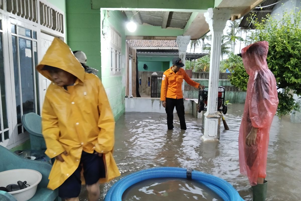 Bersihkan Rumah dari Lumpur Banjir: Kisah Petugas Gabungan di Lamsel