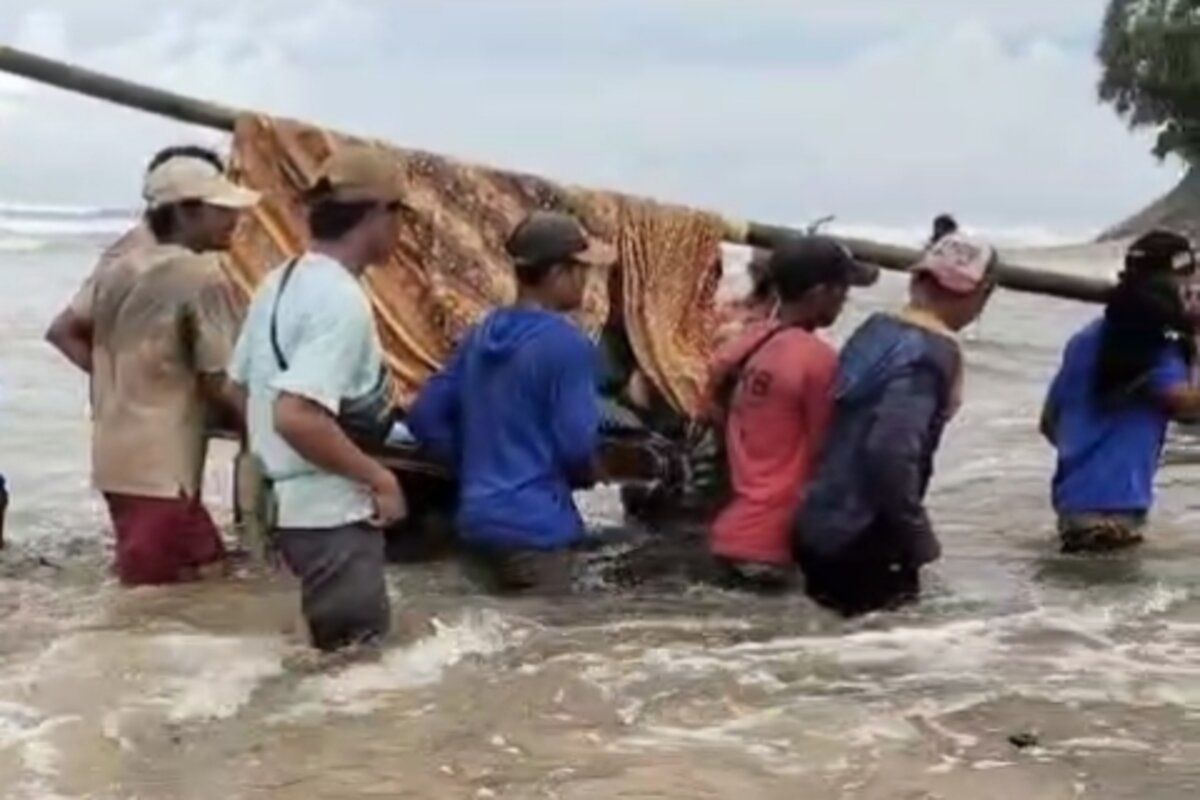 Kisah Inspiratif: Solidaritas Warga Pesisir Barat Bantu Kepala Desa yang Terkendala Akses Jalan