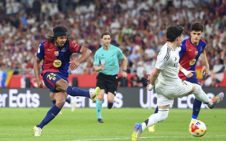 Jules Kounde, pemain Barcelona