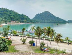 Pantai Sari Ringgung Lampung: Keindahan Alam & Masjid Terapung yang Unik