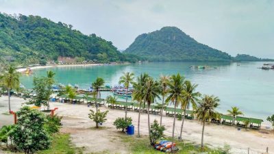 Pantai Sari Ringgung Lampung: Keindahan Alam & Masjid Terapung yang Unik