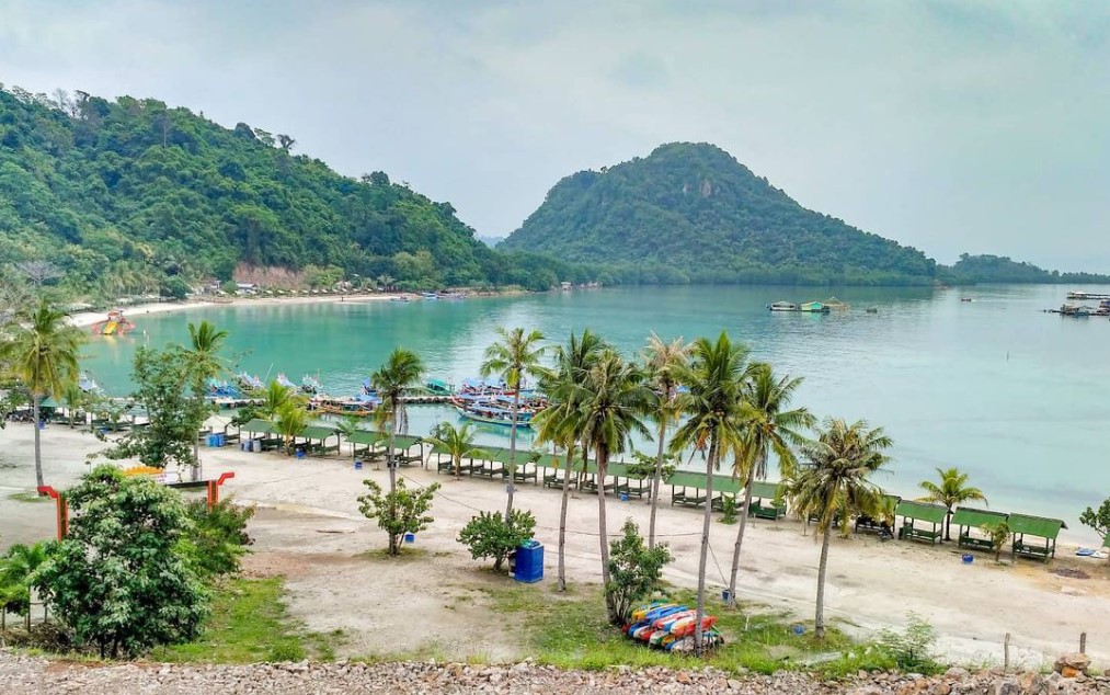 Pemandangan dari Bukit Puncak Pantai Sari Ringgung Lampung Pemandangan dari Bukit Puncak Pantai Sari Ringgung Lampung