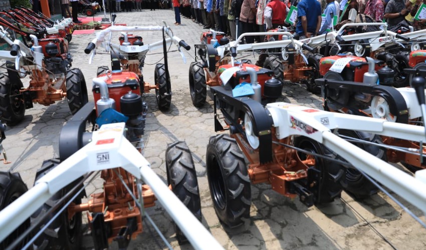 DPR RI Serahkan Bantuan Alsintan ke Petani Sidomulyo, Lampung Selatan: Ini Daftarnya