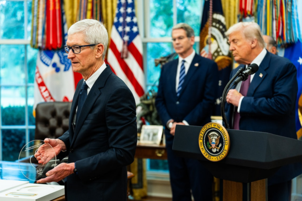Tim Cook Mundur dari Apple, Trump Malah Pamer Sering Ditelepon Minta Tolong