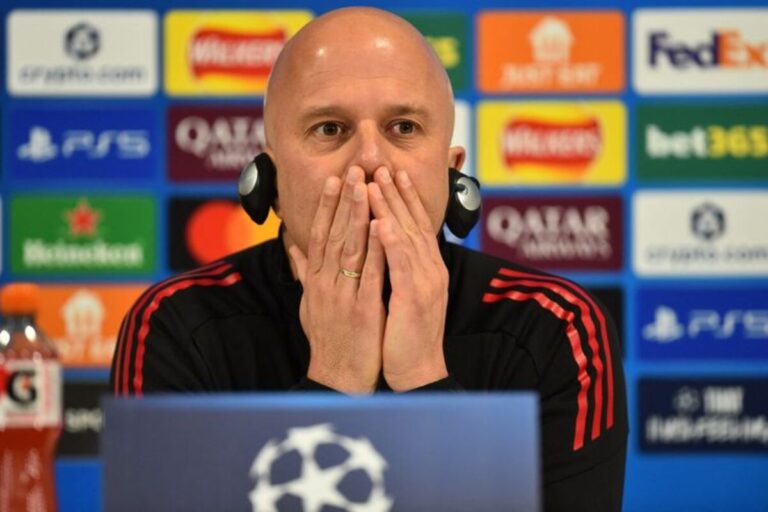 Carragher Sebut Pendukung Liverpool Terpecah soal Nasib Arne Slot