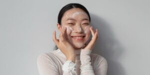 Cara Mengatasi Jerawat Leher di Usia 40+, Simak Tips Dokter