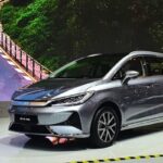 Biaya Kepemilikan BYD M6 vs Veloz Hybrid: kalau Kena Pajak EV