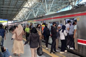 KA Bogowonto Tabrak Motor di Jaktim, Perjalanan KRL Jakarta-Cikarang Sempat Terganggu