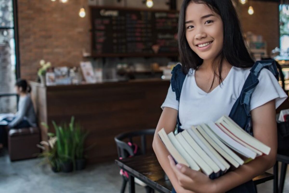 7 Tips Orangtua Membangun Self-Esteem Anak Perempuan