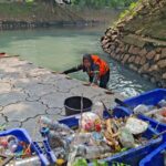 Bangkit dari KDRT, Kisah Ida Taklukkan Sungai Penuh Sampah demi Cita-cita Anak