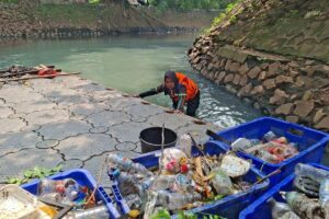 Bangkit dari KDRT, Kisah Ida Taklukkan Sungai Penuh Sampah demi Cita-cita Anak
