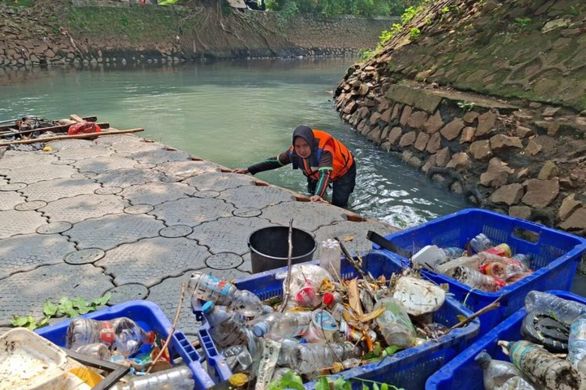 Bangkit dari KDRT, Kisah Ida Taklukkan Sungai Penuh Sampah demi Cita-cita Anak