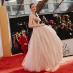 Emily Blunt Tampil Beda di Premiere The Devil Wears Prada 2, Gaun dan Kalungnya Jadi Sorotan