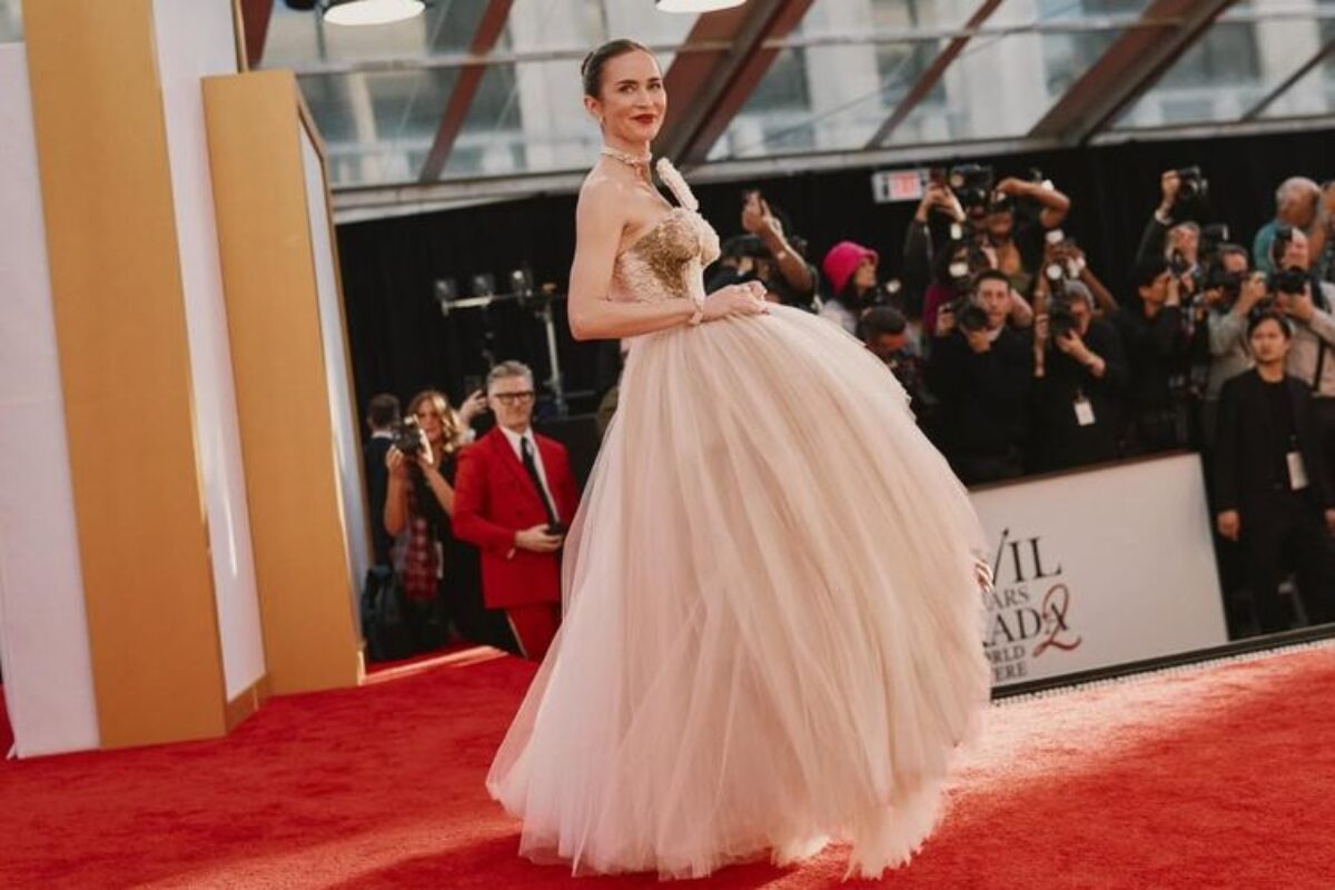 Emily Blunt Tampil Beda di Premiere The Devil Wears Prada 2, Gaun dan Kalungnya Jadi Sorotan