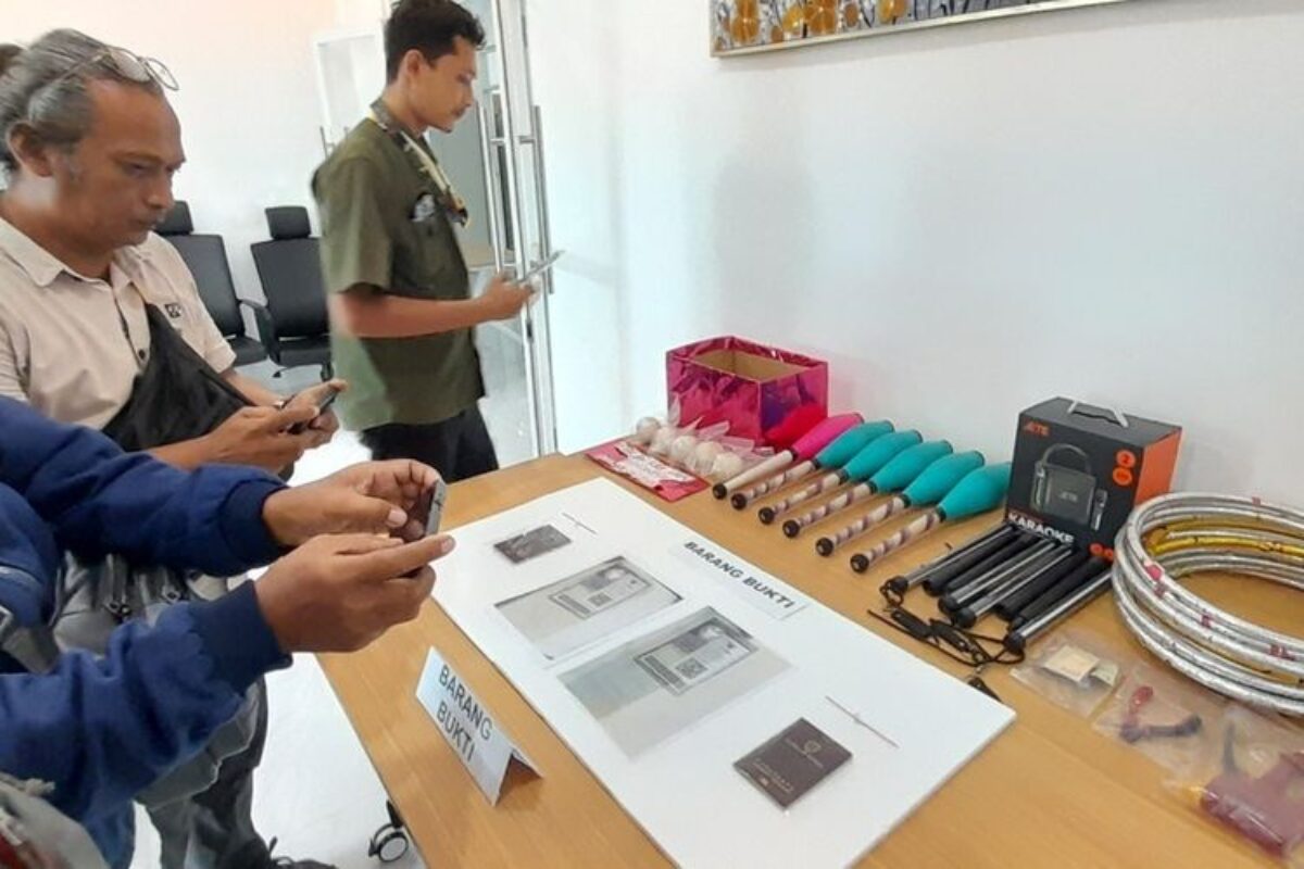 Dua WN Kolombia Mengamen Akrobat di “Traffic Light” Bantul, Imigrasi Kulon Progo Lakukan Deportasi