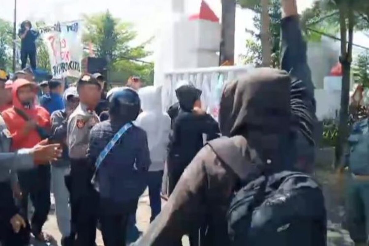 Ratusan Warga Geruduk Kantor Bupati Tuntut Usus Dugaan Perselingkuhan Bupati Gowa