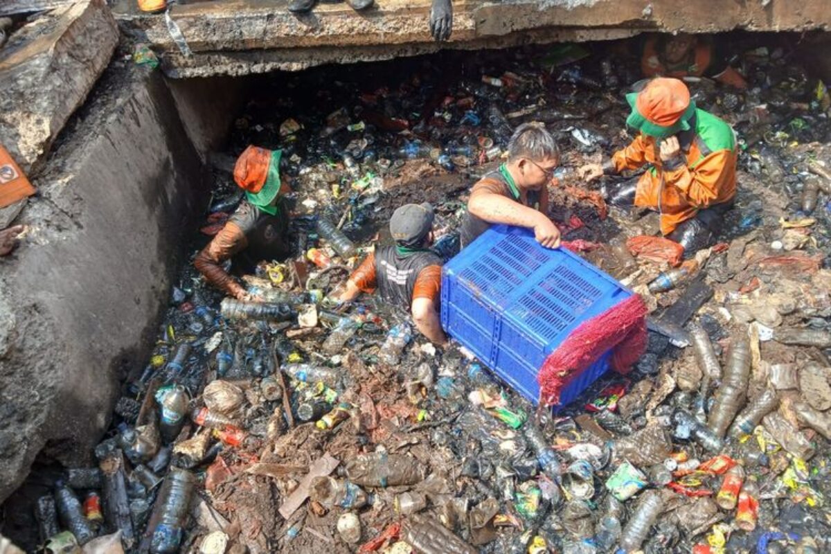 Sumbat Saluran Air di Tambora Jakbar, 42,5 Ton Sampah Diangkut Petugas dan Warga