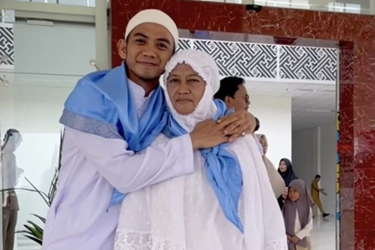 Dampingi Ibu, Rizki DA Berangkat Haji Gantikan Ayahnya yang Meninggal