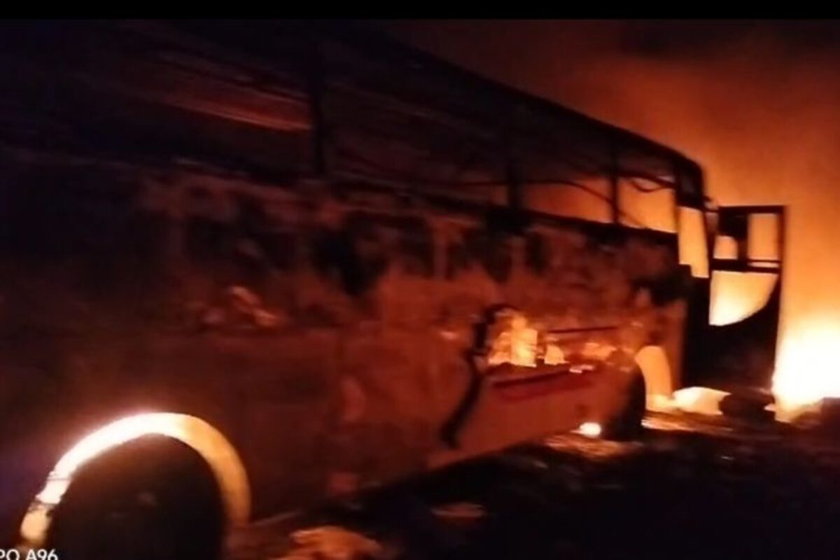 Gudang Rongsok 1.000 Meter Persegi di Cirebon Terbakar, Dua Bangkai Bus Hangus