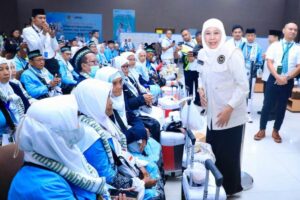 Pesan Khofifah Saat Lepas Kloter 01 Haji: Jaga Kesehatan, Ibadah yang Khusyuk