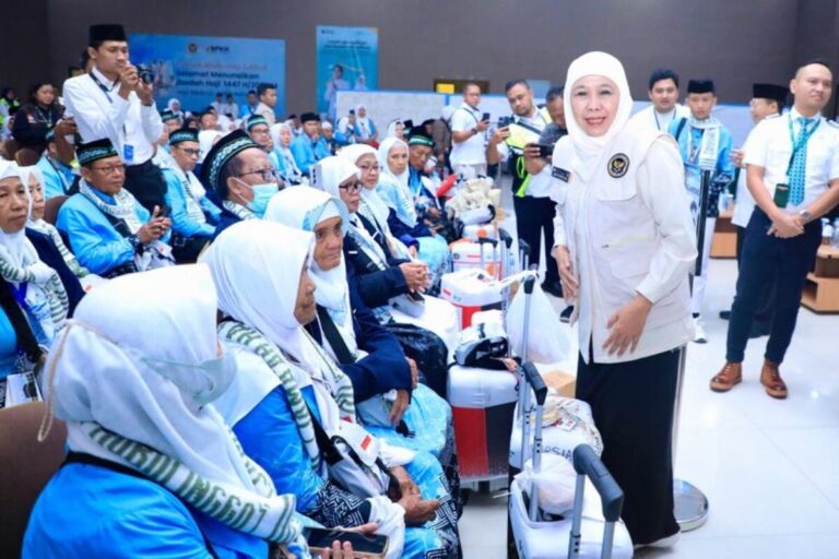 Pesan Khofifah Saat Lepas Kloter 01 Haji: Jaga Kesehatan, Ibadah yang Khusyuk