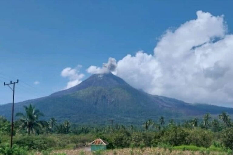 Gunung Lewotobi 4 Kali Erupsi dalam 8 Jam, Warga Diimbau Tidak Beraktivitas dalam Jarak 4 Kilometer