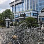 Sampah Berserakan Pascademo di Samarinda, Fasilitas Rusak hingga Kawat Berduri Masih Terpasang