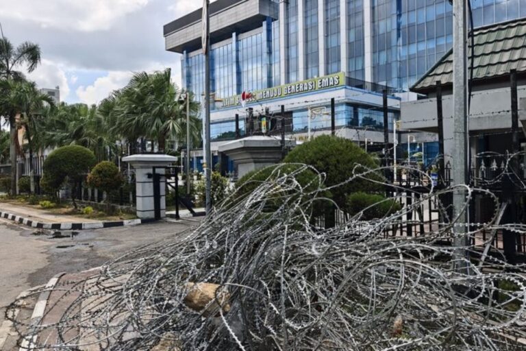Sampah Berserakan Pascademo di Samarinda, Fasilitas Rusak hingga Kawat Berduri Masih Terpasang