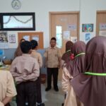 Nasib Azis Guru Honorer Jakarta: Digaji Rp 2 Juta, Terpaksa “Gali Lubang Tutup Lubang”