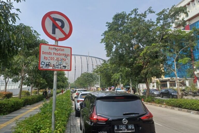 Dishub Tindak Parkir Liar di Depan PN Jakut, Kendaraan Diangkut dan Pentil Dicopot