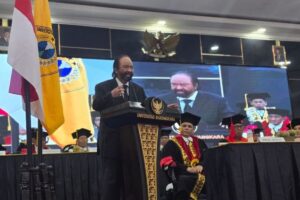 Surya Paloh Soroti “Kemiskinan Nalar” Saat Pengukuhan Guru Besar di Surabaya