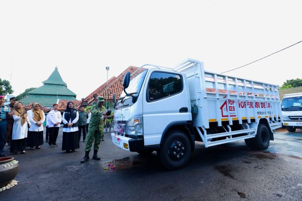 18 Truk Koperasi Merah Putih Tiba di Banyuwangi, Diresmikan dengan Mandi Kembang