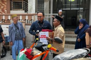 6 Bulan Naik Sepeda ke Sekolah, Aziz Guru Honorer di Jakut Dapat Hadiah Motor Baru