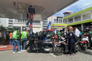 Ratusan Driver Ojol Antre Panjang di SPBU Malang demi BBM Gratis