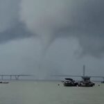 Puting Beliung Nyaris Sentuh Jembatan Suramadu, Nelayan Langsung Menepi