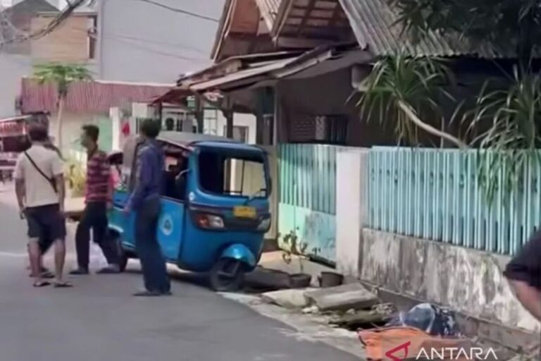 Sopir Bajaj Tewas Usai Tabrak Tiang Listrik di Palmerah Jakbar