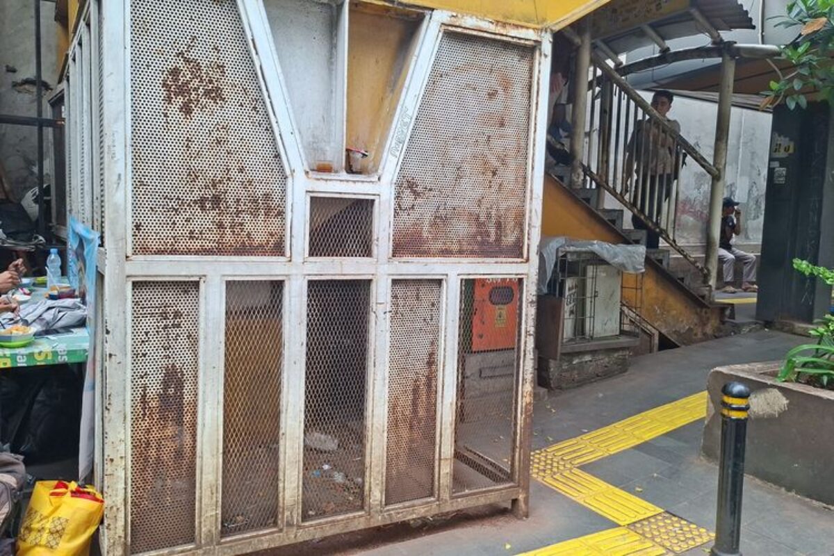 Warga Terganggu Bau Pesing di JPO Stasiun Palmerah: Jadi Enggak Nafsu Makan