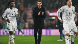 Michael Carrick Kritik Keputusan Wasit Usai Man United Kalah 1-2 dari Leeds