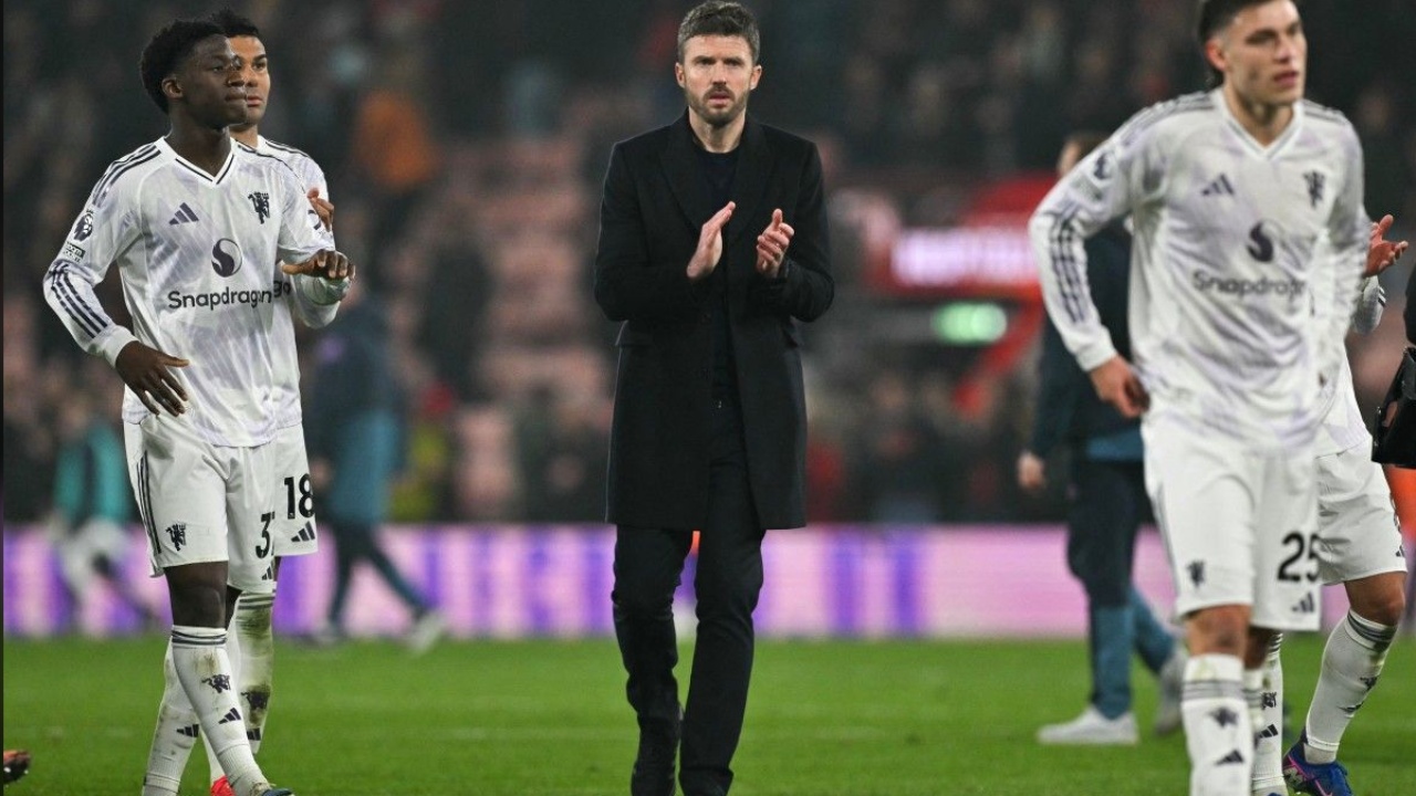 Michael Carrick Kritik Keputusan Wasit Usai Man United Kalah 1-2 dari Leeds